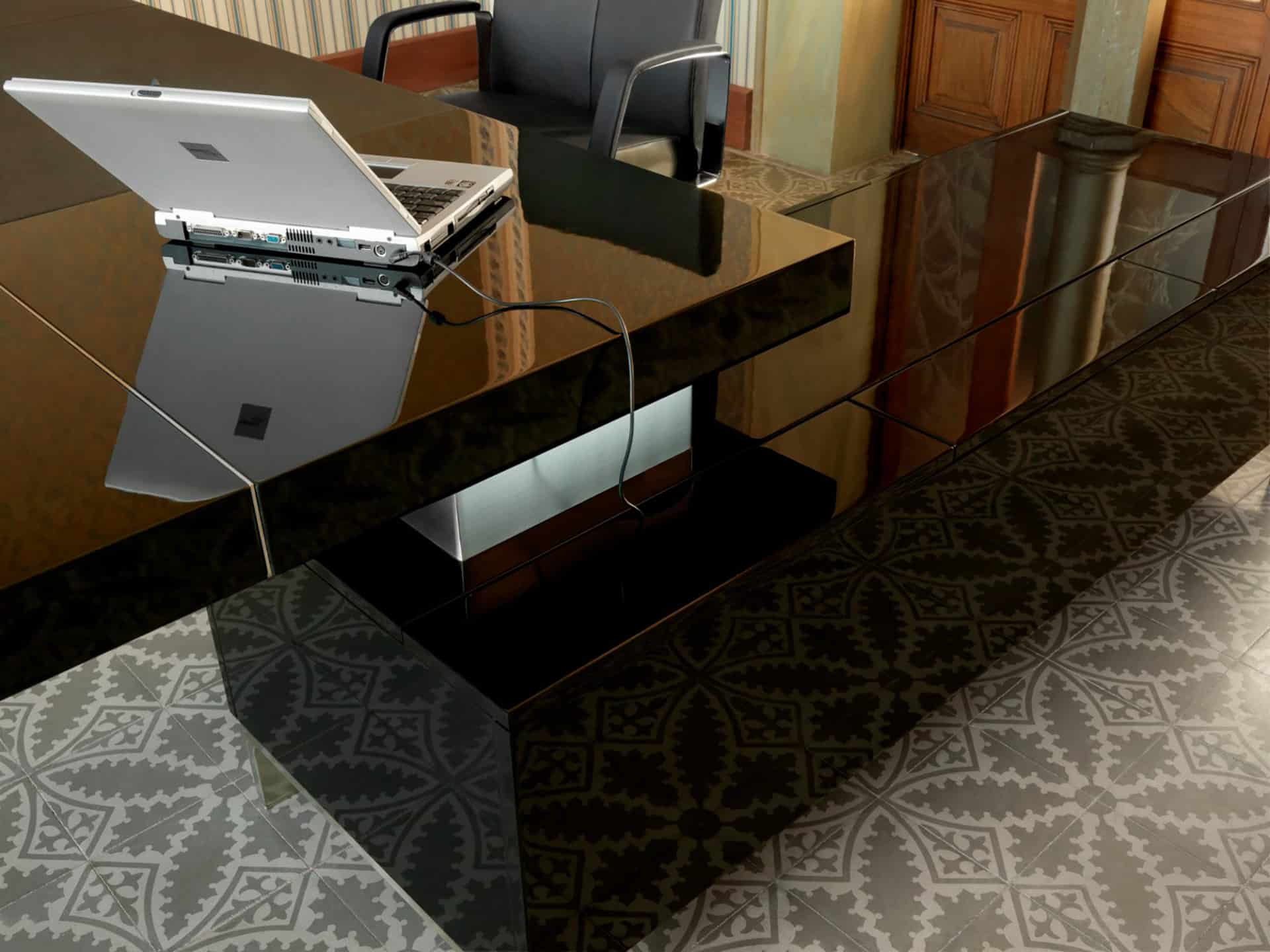 Touring_Presidential-desk