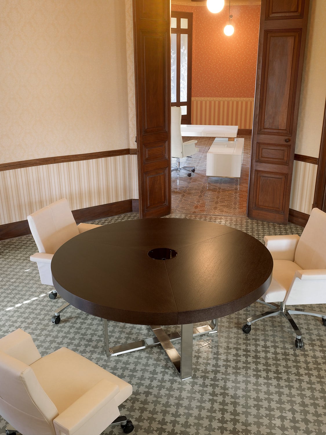 Touring_Presidential-desk